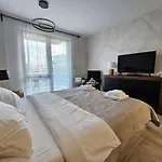 Rea Home Apartment - Modern & Stylish Stay